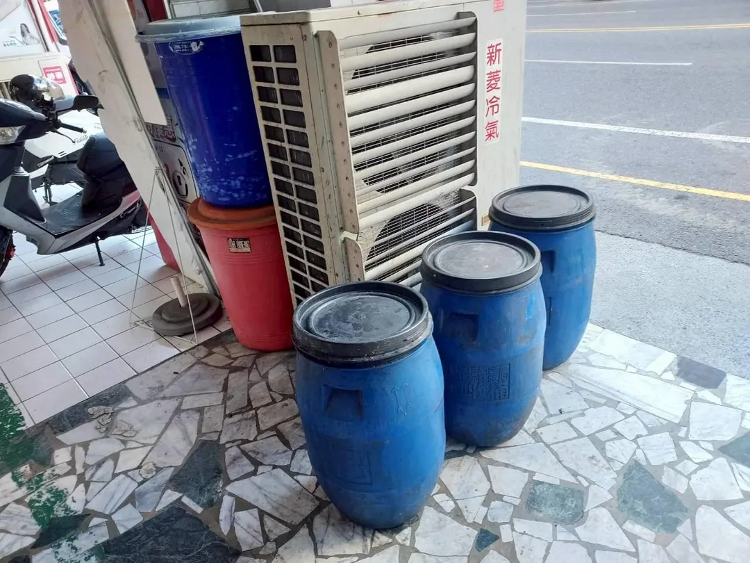 台南市一家經營超過60年的廣東沙茶爐老店,遭常客檢舉將五花肉直接放在店門口廚餘桶上。(圖/台南市衛生局)