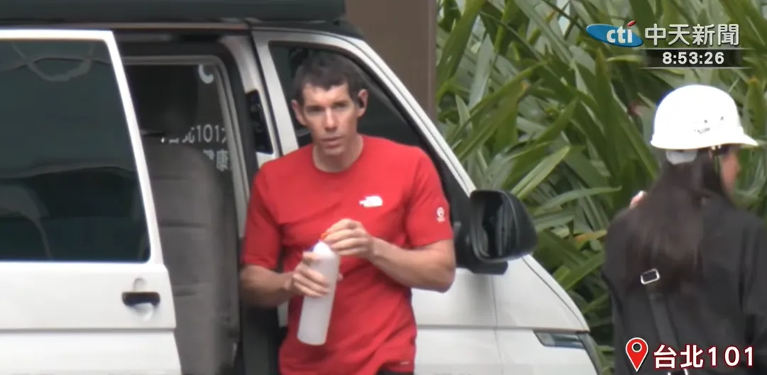 美國自由攀岩好手霍諾德（Alex Honnold）25日上午成功徒手攀爬台北101。（圖/中天新聞）