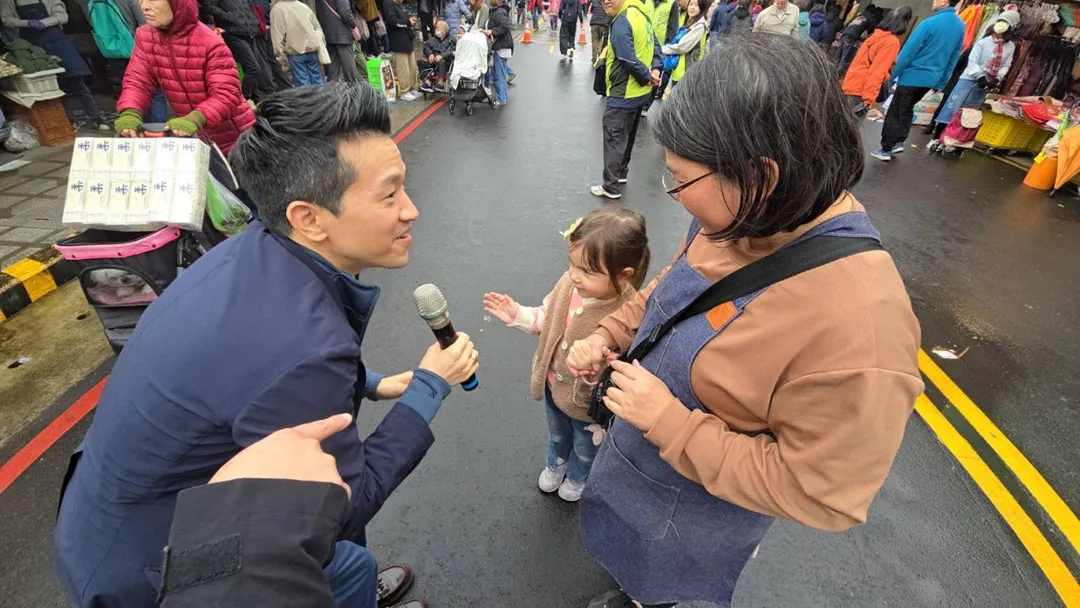 總統府副秘書長何志偉24日前往桃園忠貞市場掃街拜年，與民眾熱情互動。(圖/民眾提供)
