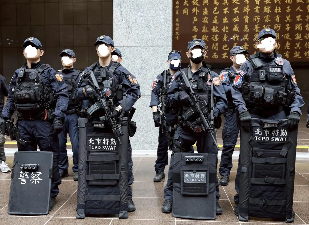 警用防彈背心示意圖；圖為穿著防彈戰術背心的北市特警。(圖/截自北市警局臉書)
