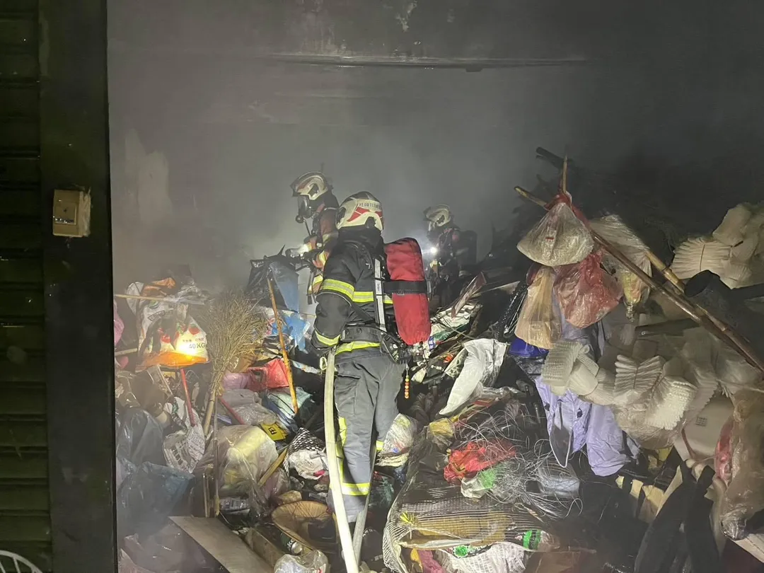 位於社頭鄉清興路的透天厝發生火警,由於1樓堆放大量回收物品,火勢相當猛烈。(圖/中天新聞,下同)
