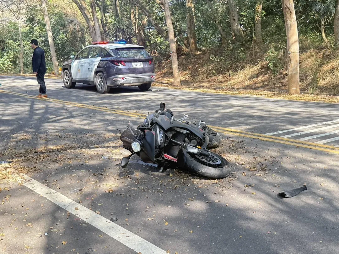 一名20歲劉姓男子騎乘紅牌重型機車行經芬園鄉大彰路五段彎道處時自摔，遺憾送醫不治。（圖／警方提供，下同）
