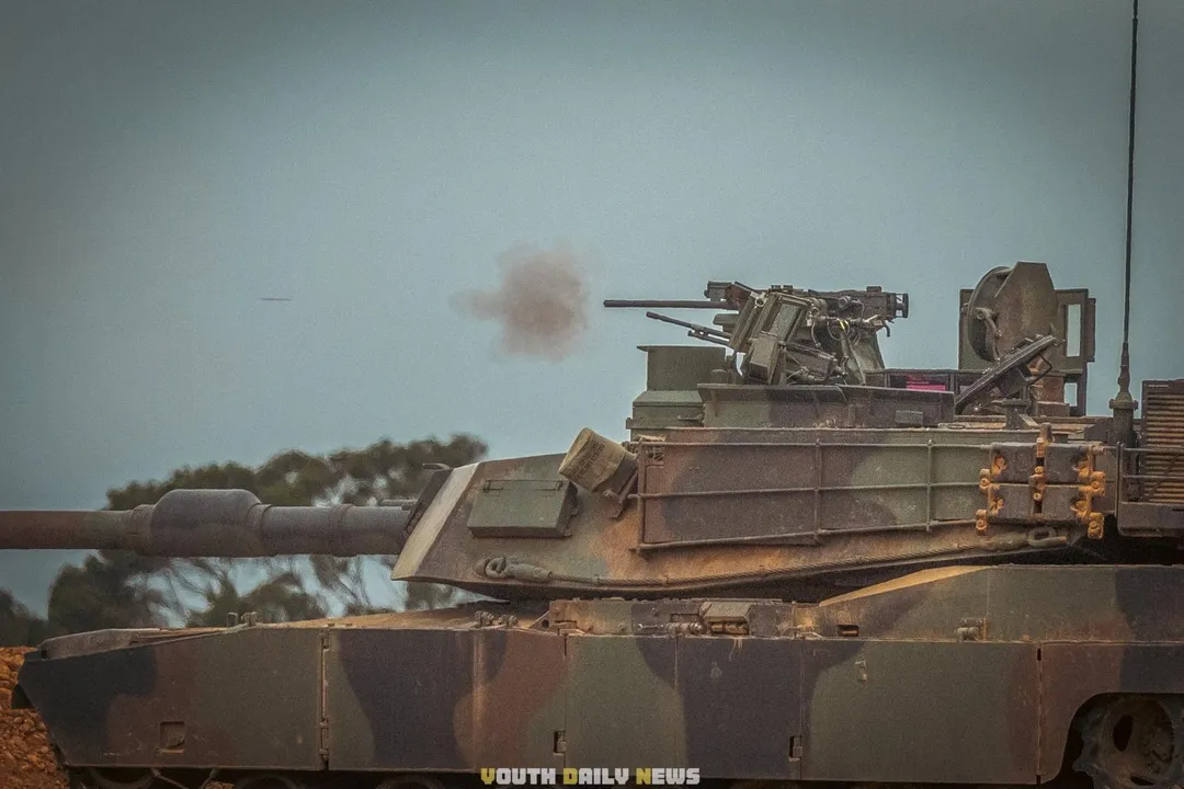 M1A2T戰車射擊砲塔頂上遙控武器站配備的12.7公厘機槍。(圖/截自青報臉書，林睿奕攝)