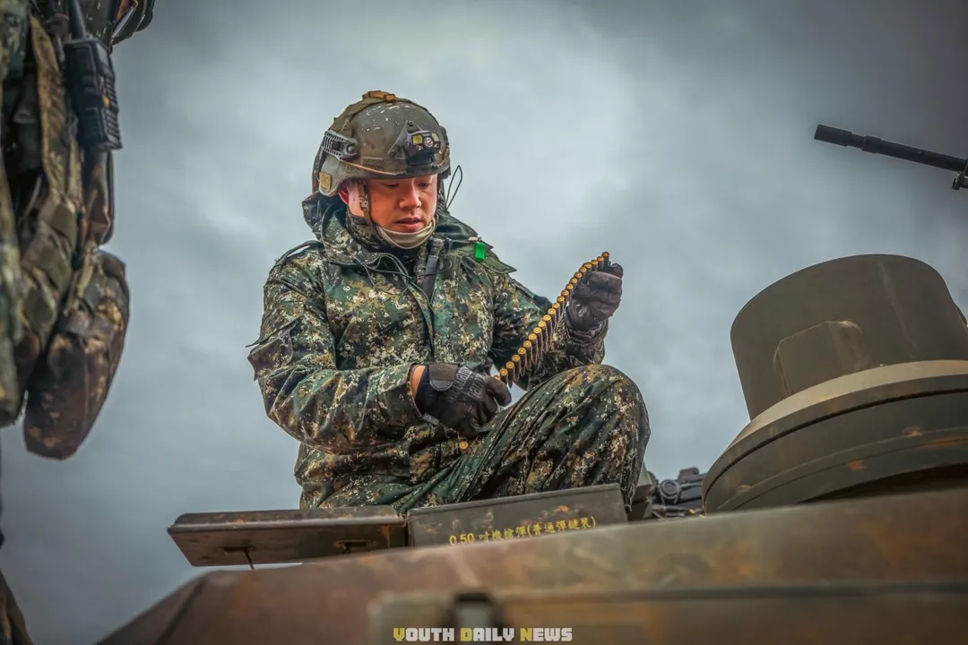 第269旅M1A2T戰車乘組員準備裝填12.7公厘機槍彈。(圖/截自青報臉書，林睿奕攝)