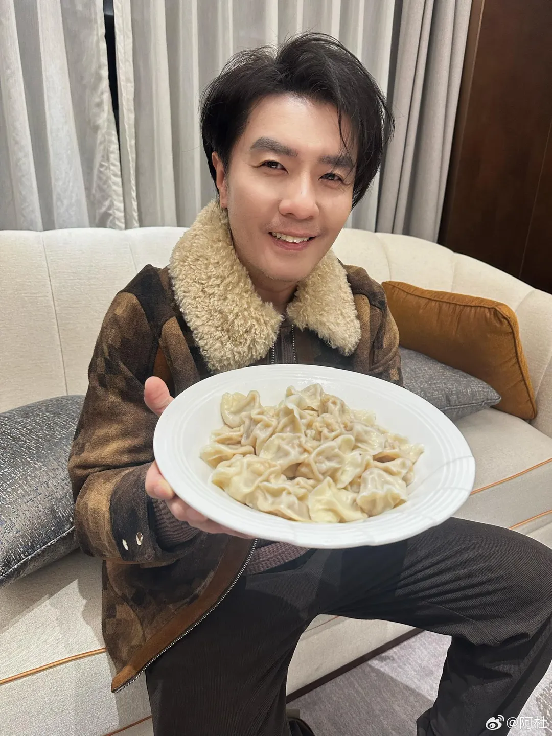 阿杜憑著沙啞嗓音唱紅〈他一定很愛你〉等歌。（圖／翻攝自阿杜微博）