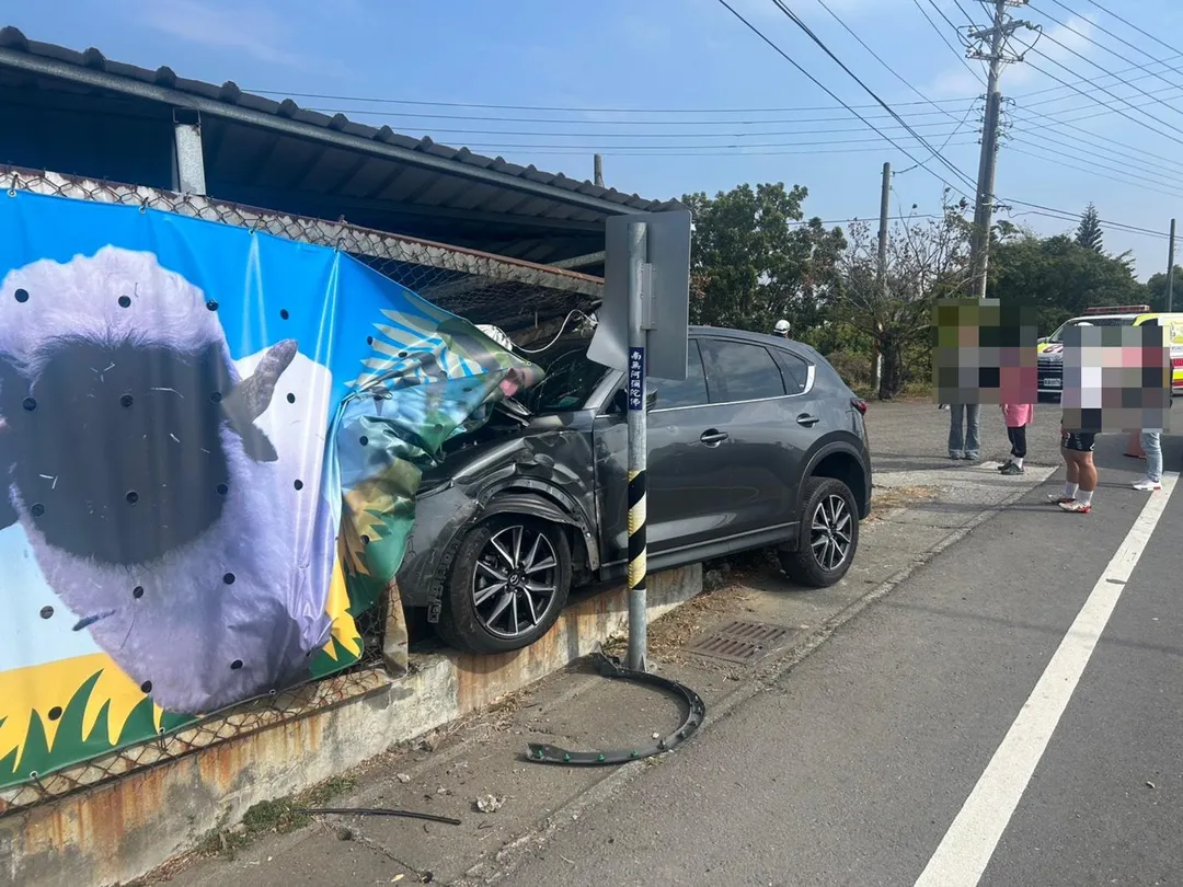 高雄梓官自撞園區圍牆，駕駛精神不濟釀禍、3乘客送醫。（圖／警方提供，下同）