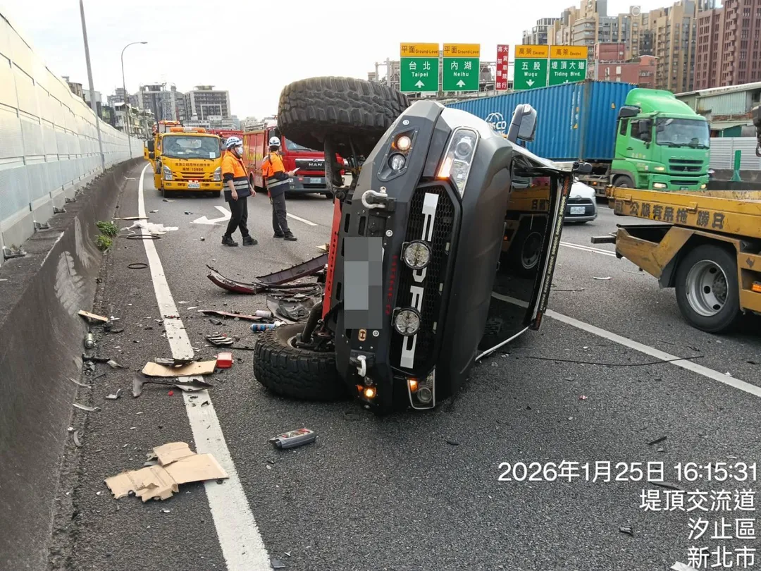 國道1號汐止系統車輛故障遭追撞翻車。（圖／警方提供，下同）