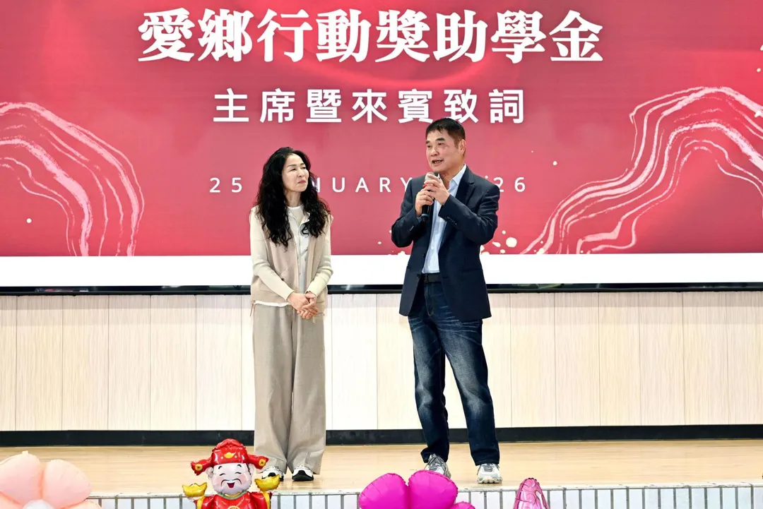鍾東錦25日在母校頭份市興華高中舉行第7屆頒發獎助學金典禮，並公開承諾，這項獎學金將會持續發放下去。（圖／翻攝苗栗縣府官網）