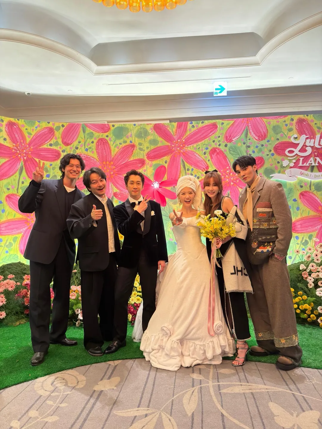 曾莞婷（右2）驚喜抽中捧花。（圖／翻攝曾莞婷 臉書）