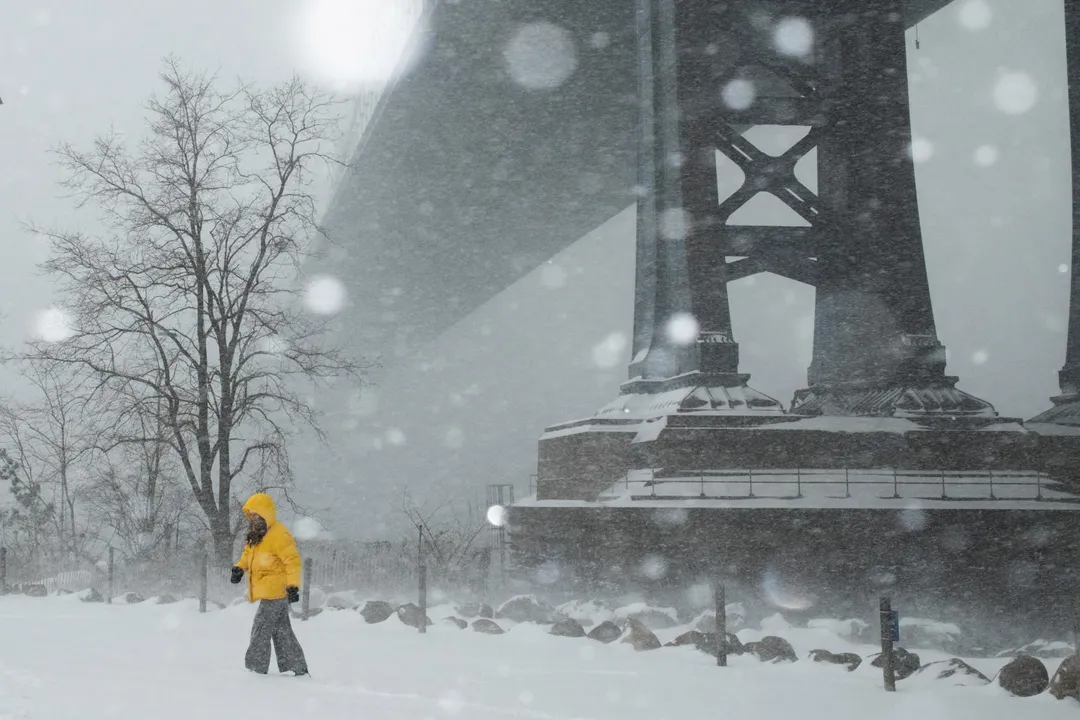 美國大部分地區近日遭受冬季風暴影響，降下大雪。（圖／路透）