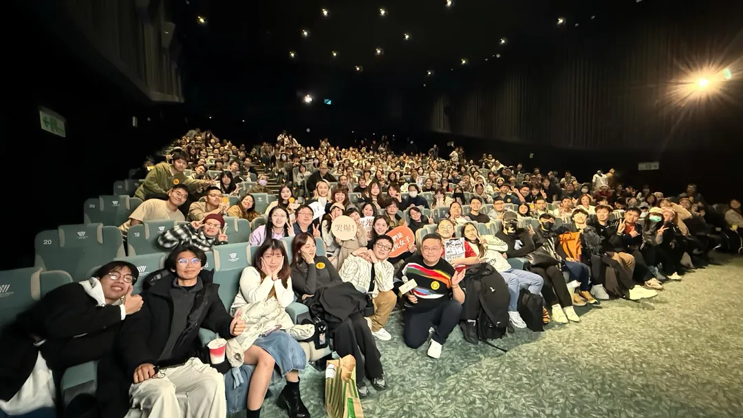 《陽光女子合唱團》週末累積票房正式突破2億5000萬，一舉超越導演林孝謙2018年作品《比悲傷更悲傷的故事》。（圖／壹壹喜喜電影股份有限公司 提供）