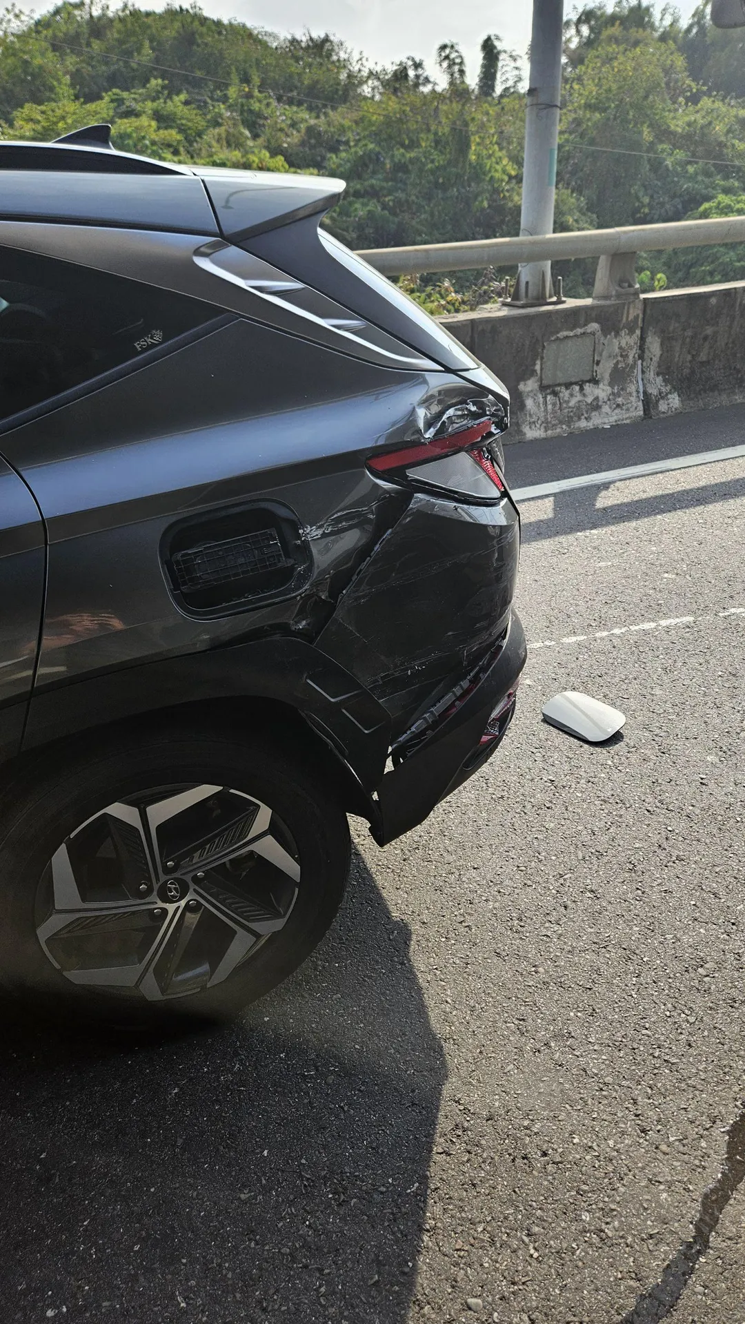 苦主車輛遭撞壞。（圖／中天新聞）