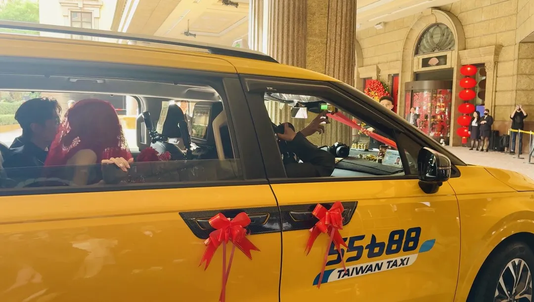 LuLu的父親,在女兒大喜之日親手掌舵最重要的一趟「護花任務」。(圖/55688集團提供)