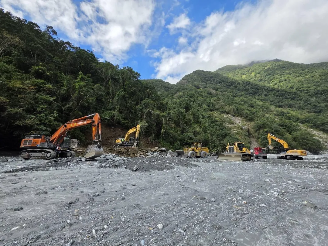 自去年9月23日馬太鞍溪堰塞湖溢滿潰決以來,林業保育署便委託專業團隊進行降挖工作,面對道路中斷、物資短缺及惡劣天氣等多重挑戰,施工團隊最終克服困難,完成了降挖任務。(圖/林業署花蓮分署提供)