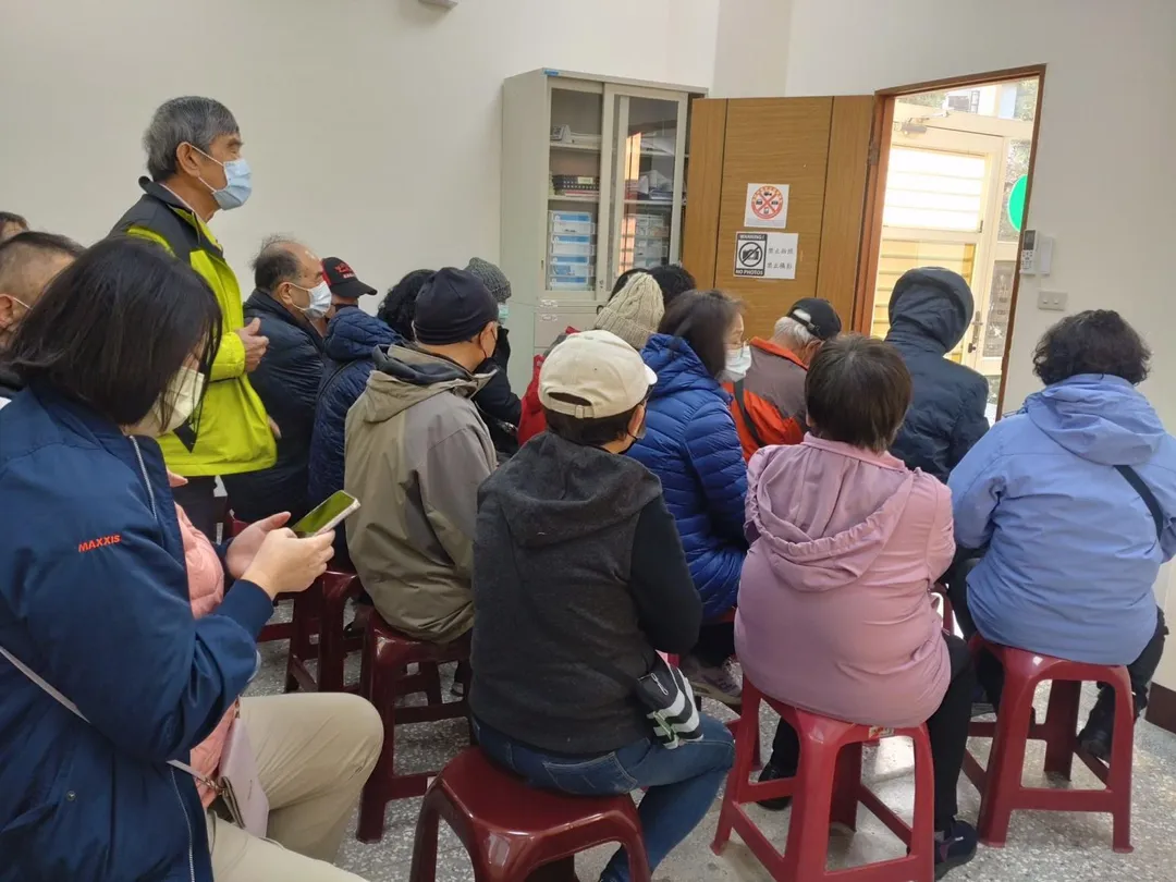 彰化皮蛇疫苗新制上路首日，各地衛生所外依舊出現大排長龍景象，有民眾凌晨1點就前往排隊，甚至傳出有人以1000元代價替他人「代排代掛」。（圖／翻攝王惠美臉書）