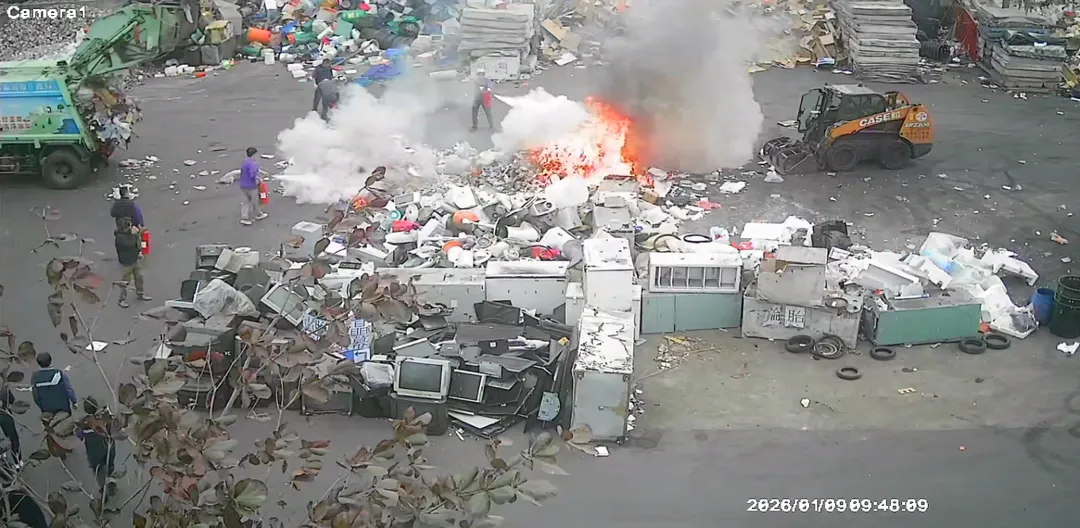 近日,台南市發生一起因鋰電池引起的垃圾車火災,消防局提醒民眾在丟棄含鋰電池的產品時必須謹慎分類,以避免類似事件的發生。(圖/台南消防局提供)
