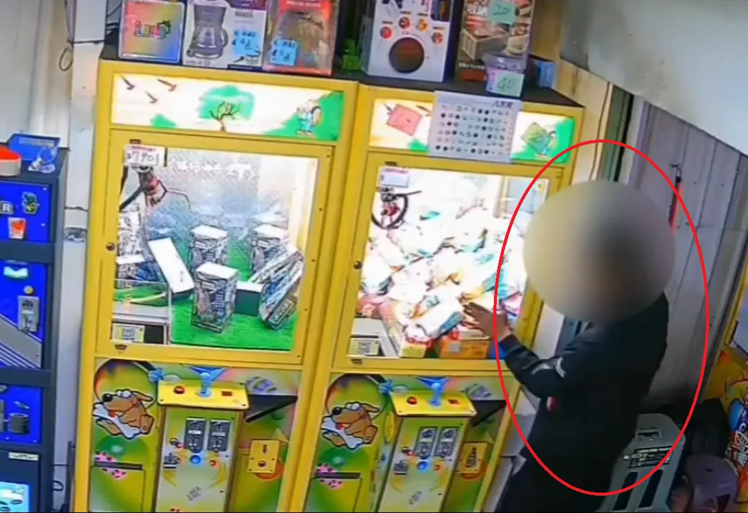 張嫌不斷拍擊娃娃機台，內部的獎品震落。（圖／翻攝畫面）