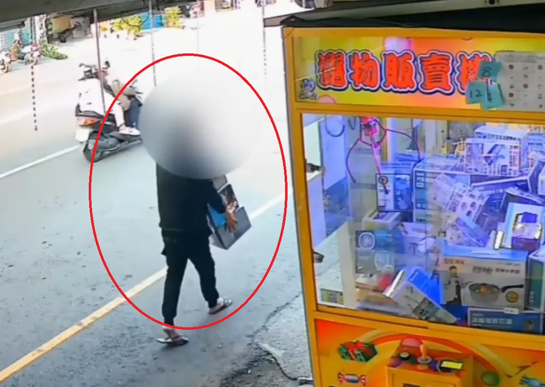 張嫌抱著數件高單價公仔悠哉離去，卻沒料到自己會在店主報警當天的下午就落網。（圖／翻攝畫面）