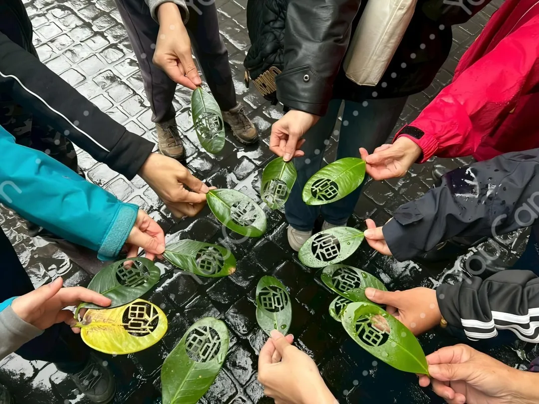 民眾採集自然，手工製作祈福樹葉。（圖／新北市政府觀光旅遊局）