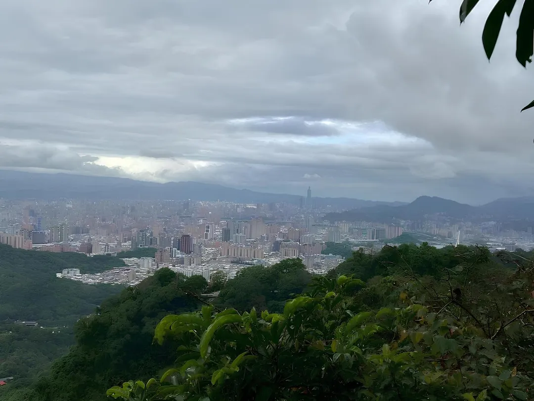 最美城市觀景台！烘爐地山步道輕鬆健行，飽覽台北101大樓極佳視野。（圖／新北市政府觀光旅遊局）