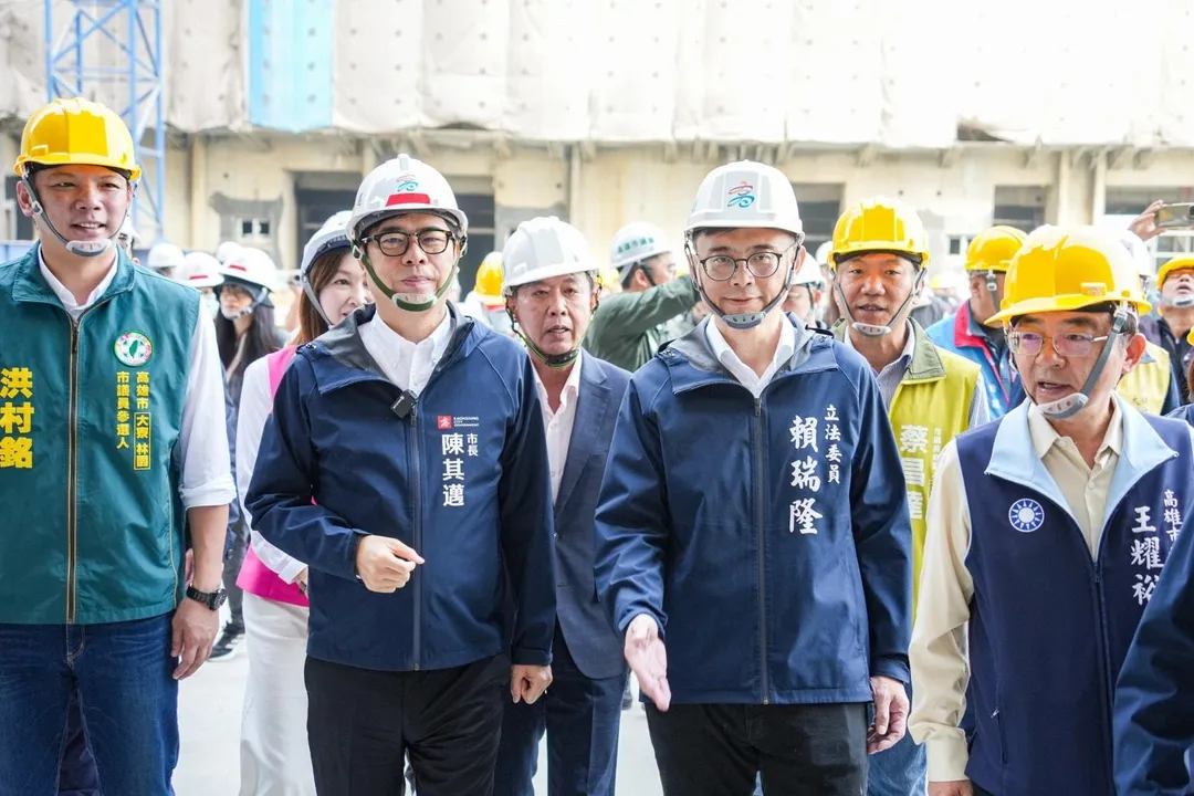 陳其邁視察大寮社宅工程，賴瑞隆也出席。（圖／翻攝賴瑞隆臉書）