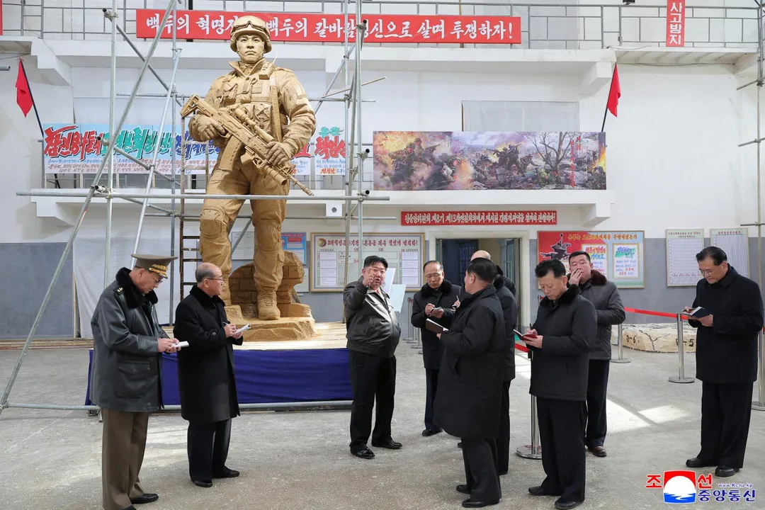 金正恩指導將用於紀念在海外作戰犧牲軍人的雕像創作。（圖／《路透社》）