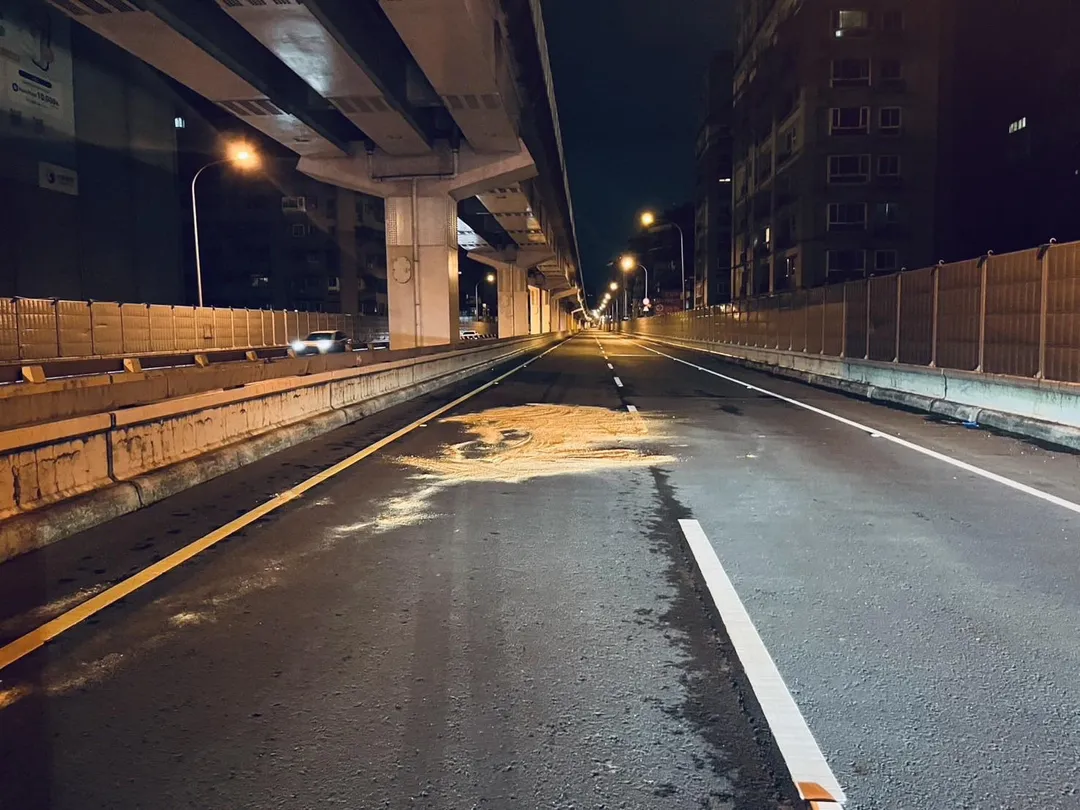 25歲溫姓男子酒後搭乘多元化計程車返家，途中因踢到46歲林姓運將座椅引發口角，遭要求下車後倒臥車道，隨後被4輛車輾過身亡。（圖／警方提供）
