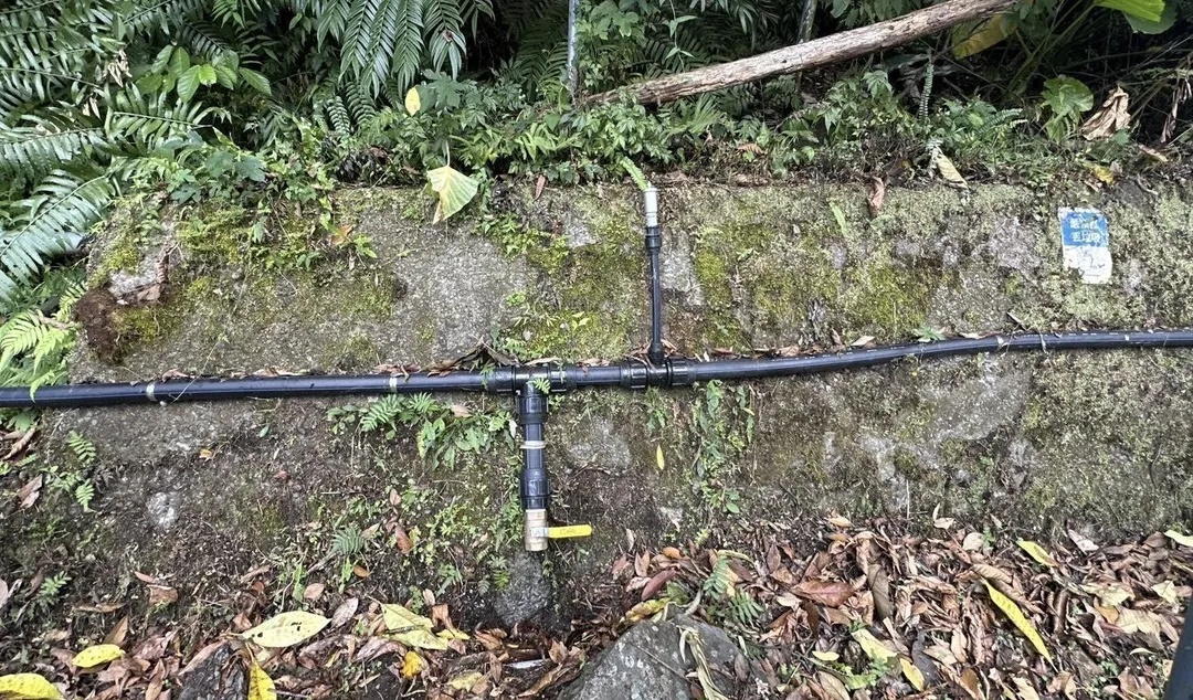 忠治里簡易自來水管線加裝排砂、排氣閥，排除管內空氣、防止負壓損壞及沉積泥砂。（圖／新北市政府提供）