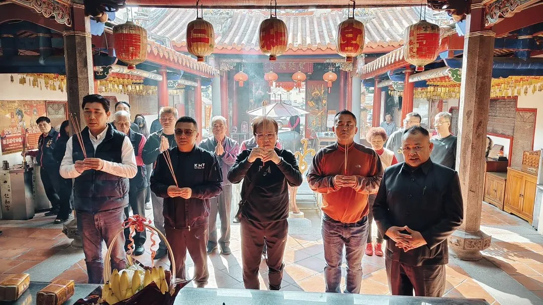 兩人都在神明見證下完成擲筊。（圖／翻攝自三級古蹟彰化縣二林仁和宮 二林媽臉書粉專）