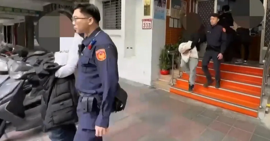 信義分局五分埔接獲報案後，立即啟動「快打部隊」迅速趕到現場，並成功壓制以侯男為首的滋事者。（圖／翻攝畫面）