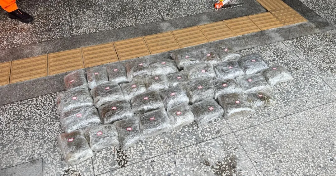漁民撈到價值2千萬的大麻。（圖／翻攝畫面）