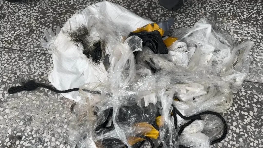 漁民撈到價值2千萬的大麻。（圖／翻攝畫面）