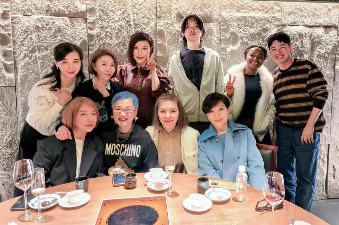 張小燕兩週前現身好友聚會，狀態看起來相當好。（圖／翻攝FB 李明川 Lee Ming Chuan）
