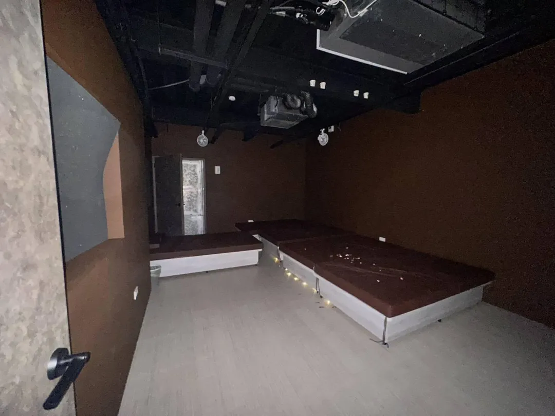 該會館對外宣稱為男性交友休憩空間,實際上卻收取入場費。(圖/警方提供)