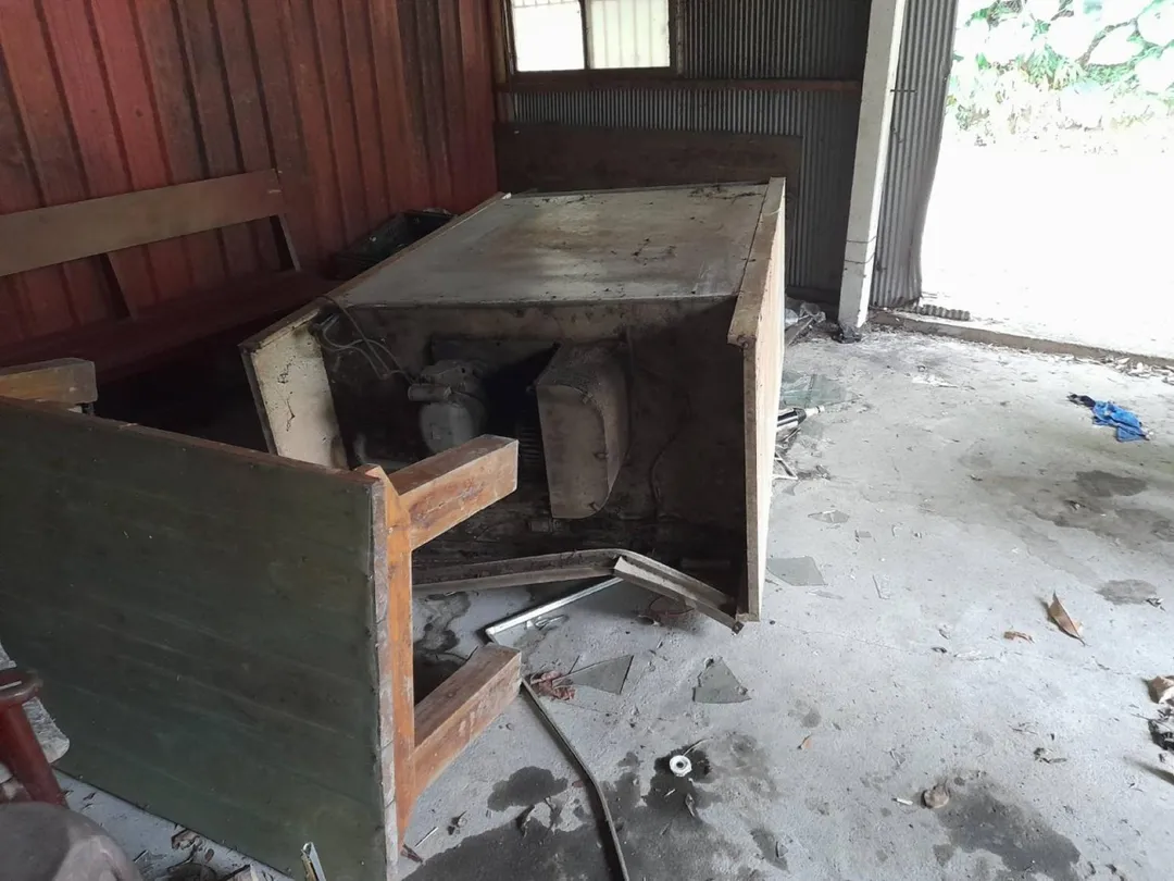 黑熊多次入侵工寮開冰箱，因民眾已將冰箱上鎖，所以黑熊僅推倒冰箱。（圖／林保署提供）
