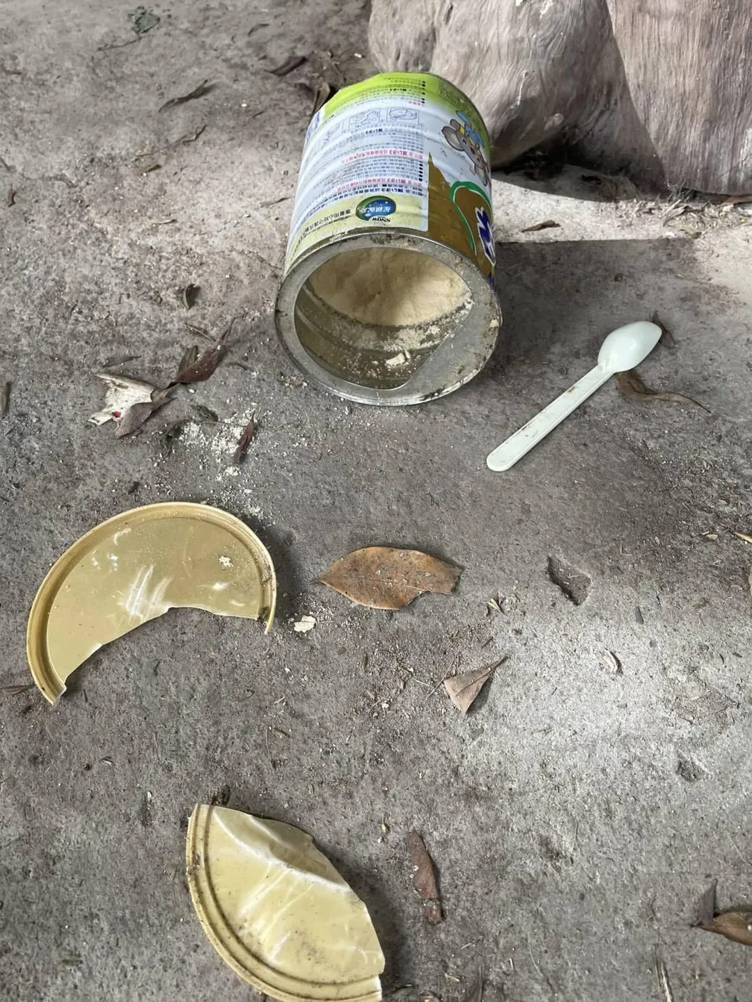 現場留有黑熊破壞的奶粉罐。（圖／林保署提供）