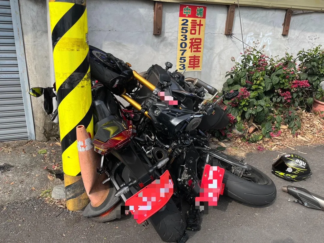20歲吳姓男子騎乘紅牌大型重型機車不慎過彎失控自摔。(圖/警方提供)