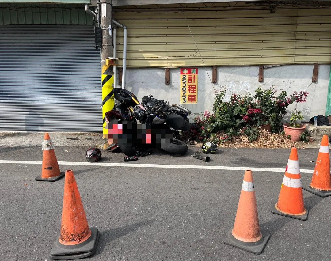 20歲吳姓男子擦撞停放於路旁2台紅牌大型重型機車。(圖/警方提供)
