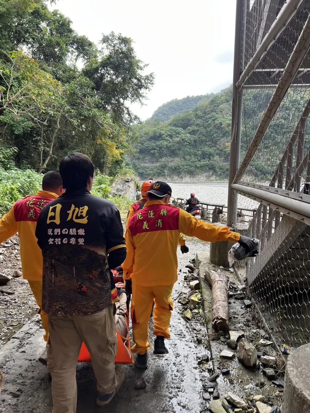 砂卡礑封閉步道傳意外，60歲騎士墜25公尺深溪谷獲救。（圖／翻攝畫面，下同）