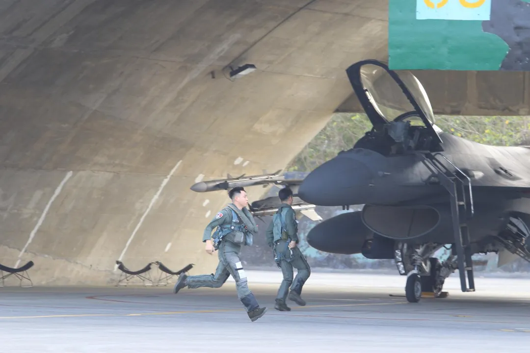 第23作戰隊飛官衝向F-16AM戰機。(圖/宋玉寧攝)