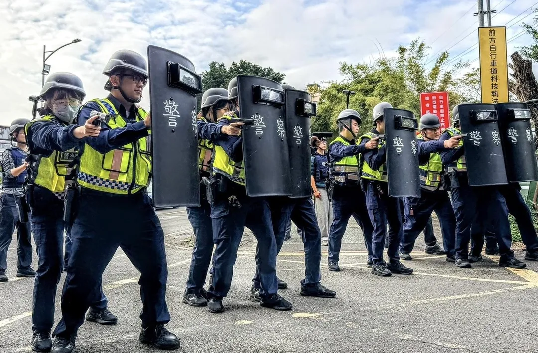 警方出動大批警力執行模擬演練。(圖/翻攝畫面)