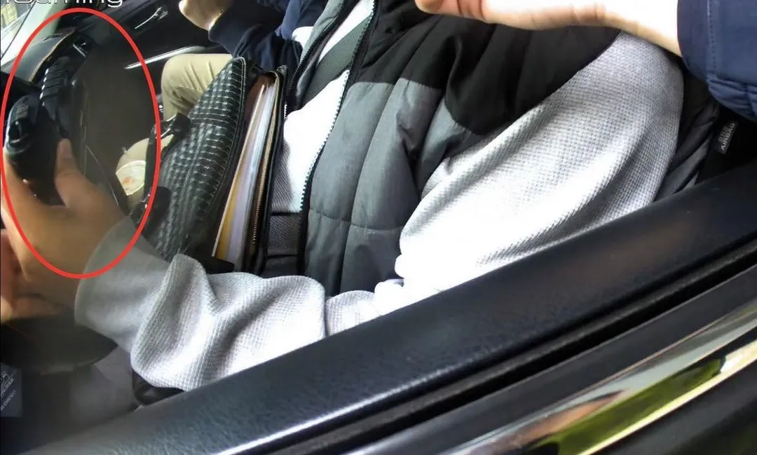 警方發現車上有一把辣椒槍要求查看。（圖／翻攝畫面）