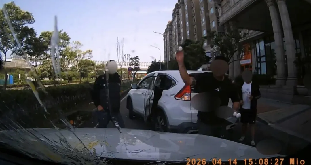 被害人車輛被堵丟雞蛋。(圖/翻攝畫面)