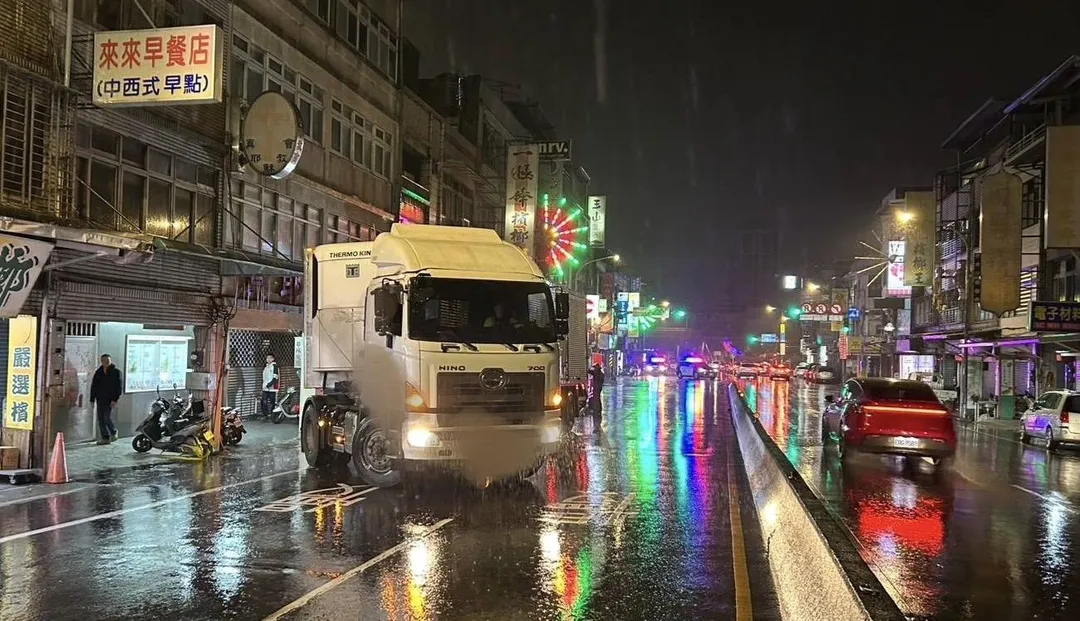鶯歌一輛曳引車自撞分隔島。(圖/翻攝畫面)