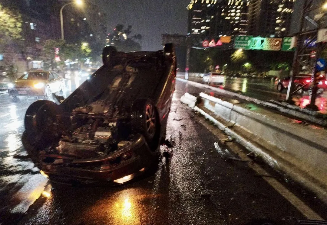 北市辛亥路晚間發生翻車事故。（圖／翻攝畫面）