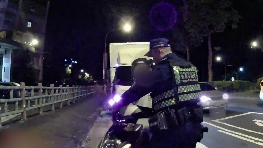 警方啟動口袋戰術逮捕拒檢飆車騎士。(圖/翻攝畫面)