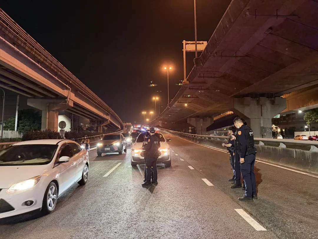 高雄警追緝拒檢車輛遭衝撞,連開15槍仍被逃逸。(圖/警方提供)