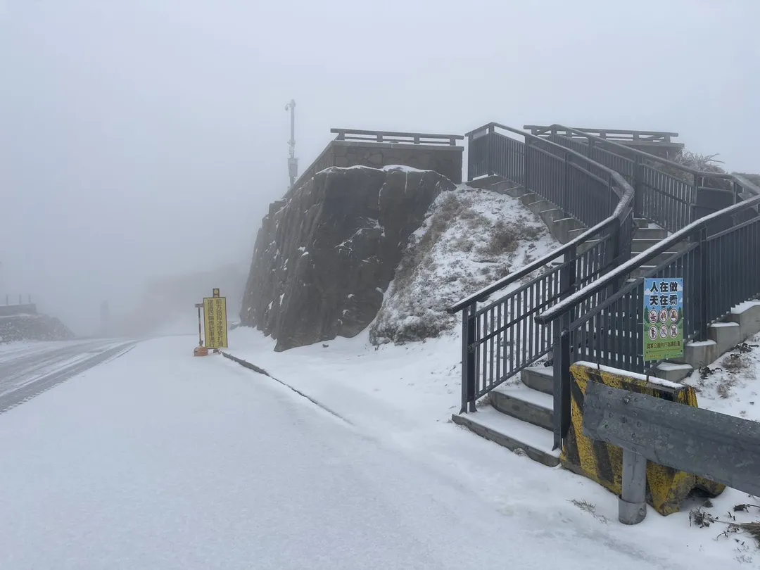 合歡山今日凌晨起陸續降下冰霰和雪花。（圖／中天新聞，下同）