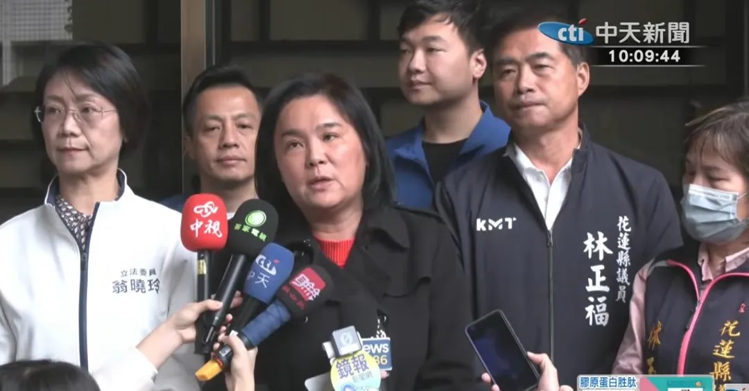 國民黨立委翁曉玲(左起)、陳玉珍、花蓮縣議員林玉芬；台北市議員李明賢（後排左起）、楊植斗。（中天新聞）
