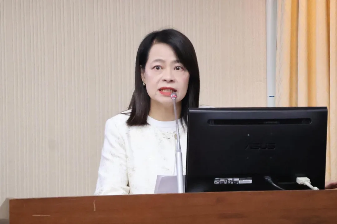 許宇甄指出，政府遲遲不願公布對傳產衝擊的真實評估報告，甚至利用資訊不對稱玩弄數字遊戲，刻意忽略美國對台多數產品在川普公布對等關稅前，基礎稅率極低的事實。（圖取自許宇甄臉書）